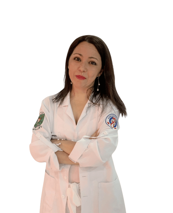 Andréa Gracindo, fonoaudióloga especializada em voz, de jaleco branco