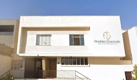 Fachada do Espaço de Fonoaudiologia Andréa Gracindo, na Av. Santa Luzia